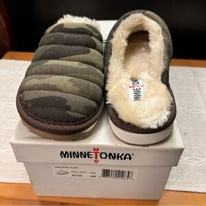 Brand New Minnetonka Green Camo Slippers, Size 6